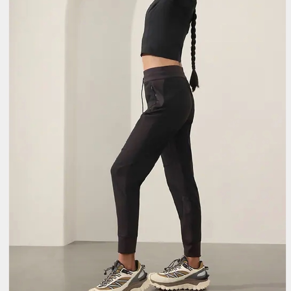 Athleta Headlands Hybrid Trek High Rise Athleisure Athletic Jogger Size 4P - Picture 3 of 10